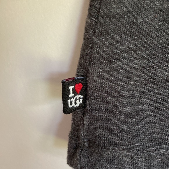 UGG| I ❤️ Ugg Gray Top sz Large - Picture 3 of 6